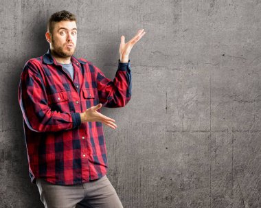 Şüphe ifade, şaşırtmak ve kavramı, belirsiz gelecek merak ediyorum genç yakışıklı adam