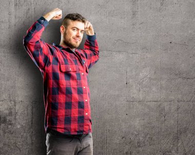 Onun iyi güç ve spor salonu konsept, sağlıklı yaşam ifade pazı gösterilen genç yakışıklı adam