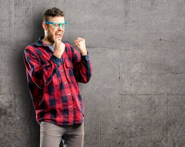 Büyük başarı, güç, enerji ve olumlu duygular ifade genç yakışıklı adam mutlu ve heyecanlı kutluyor zafer. Yeni iş neşeli kutluyor