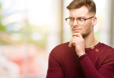 Yakışıklı genç şüphe ifade dostum, şaşırtmak ve kavramı, belirsiz gelecek merak ediyorum