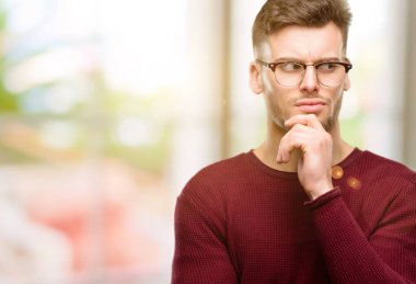 Yakışıklı genç şüphe ifade dostum, şaşırtmak ve kavramı, belirsiz gelecek merak ediyorum