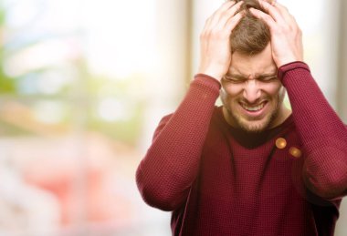 Yakışıklı genç adam çok korkmuş ve sinir anksiyete ve panik jest, bunalmış ifade