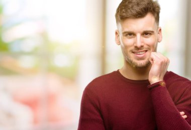 Yakışıklı genç adam kendinden emin ve mutlu bir büyük doğal gülümseme gülmek ile