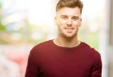 Bir şey boş elinde tutan yakışıklı genç