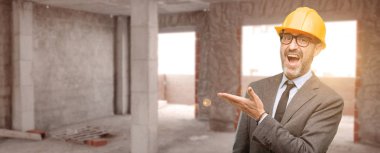 Üst düzey mimar ya da bir şey bitmemiş binasında boş elinde tutan