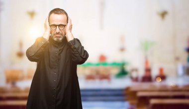 Rahip din adamı kapsayan kulaklar, gürültü rahatsız edici görmezden fişler kulakları işitme ses önlemek için. Gürültülü müzik bir sorundur. Kilisede