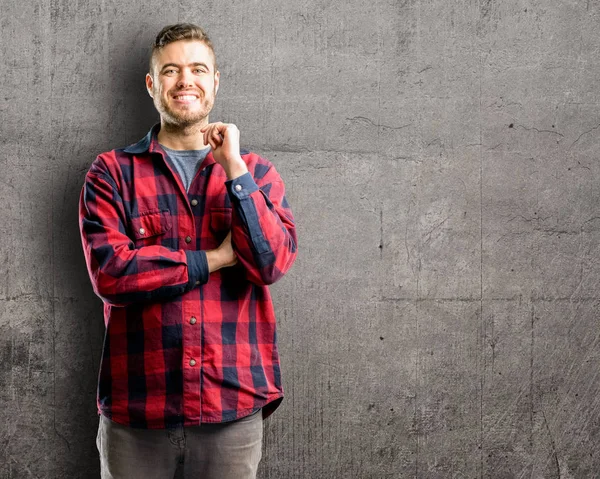 Ung Kjekk Mann Selvsikker Lykkelig Med Stort Naturlig Smil – stockfoto