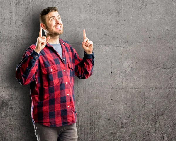 Joven Hombre Guapo Feliz Sorprendido Animando Señalando Hacia Arriba — Foto de Stock