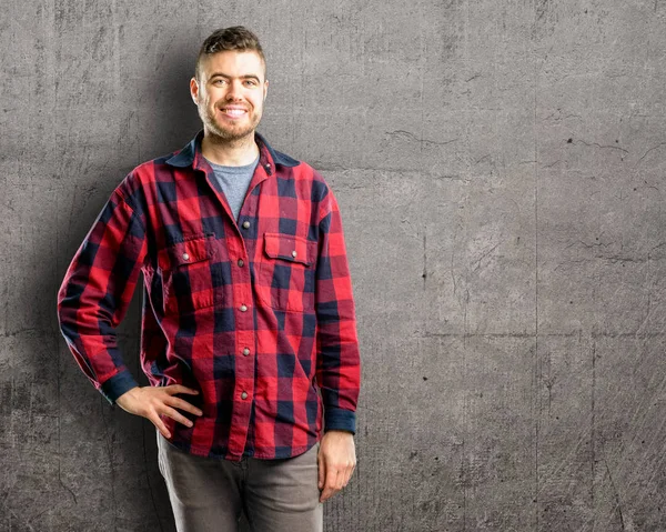 Ung Kjekk Mann Selvsikker Lykkelig Med Stort Naturlig Smil – stockfoto