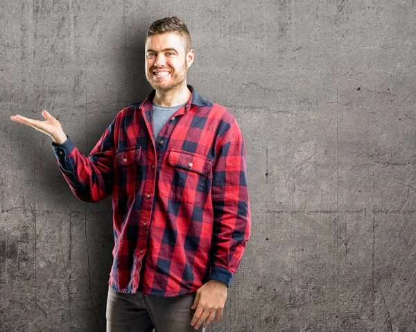 Joven Hombre Guapo Sosteniendo Algo Mano Vacía — Foto de Stock