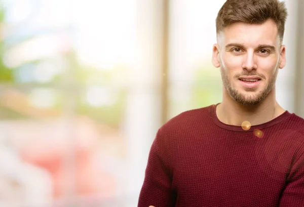 Pohledný Mladý Muž Drží Něco Ruce Prázdnou — Stock fotografie