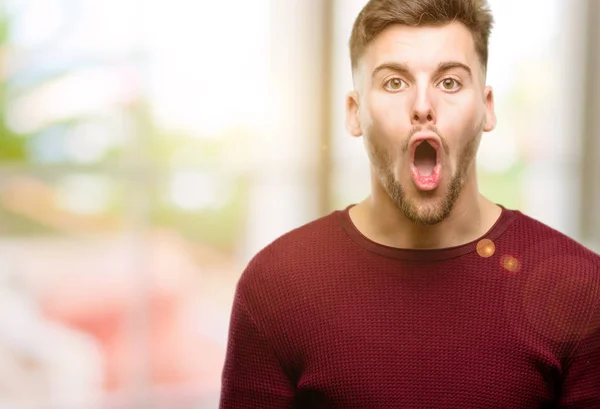 Jovem Bonito Feliz Surpreso Aplaudindo Expressando Gesto Wow — Fotografia de Stock