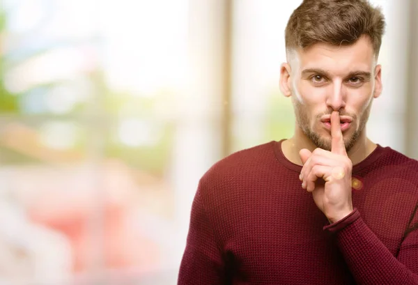 Stilig Ung Man Med Pekfinger Läpparna Att Vara Tyst Tystnad — Stockfoto