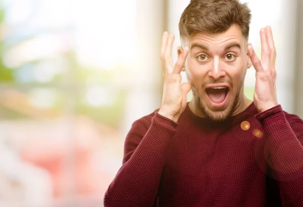 Jovem Bonito Feliz Surpreso Aplaudindo Expressando Gesto Wow — Fotografia de Stock