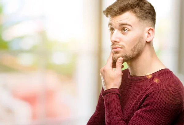 Bello Giovane Uomo Che Pensa Guarda Esprimendo Dubbio Meraviglia — Foto Stock