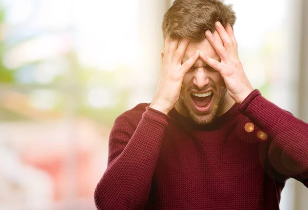 Csinos Fiatal Férfi Stresszes Vezetése Keze Fején Rémült Pánik Kiabálva — Stock Fotó