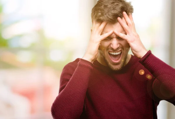 Beau Jeune Homme Stressant Gardant Les Mains Sur Tête Terrifié — Photo