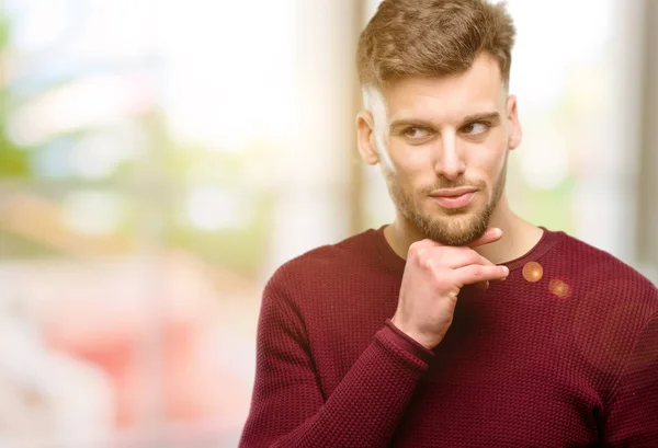 Stilig Ung Man Tänker Tankeväckande Med Smarta Ansikte Uttrycka Frågan — Stockfoto