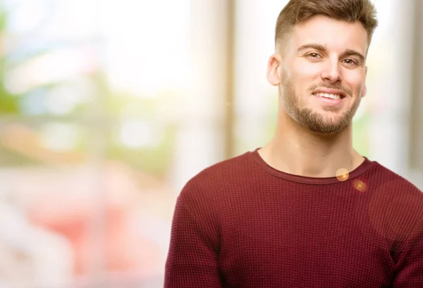 Bonito Jovem Confiante Feliz Com Grande Sorriso Natural Rindo Expressão — Fotografia de Stock