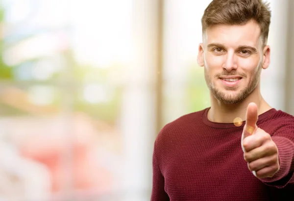 Bonito Jovem Sorrindo Amplamente Mostrando Polegares Até Gesto Para Câmera — Fotografia de Stock