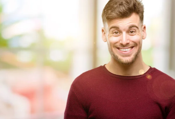 Guapo Joven Confiado Feliz Con Una Gran Sonrisa Loca Riendo — Foto de Stock