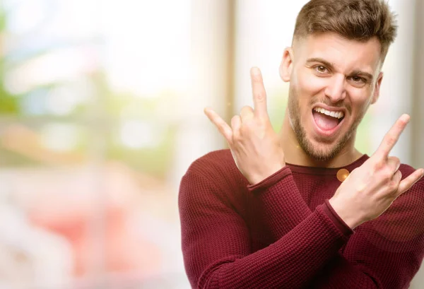 Joven Guapo Haciendo Símbolo Roca Con Las Manos Gritando Celebrando — Foto de Stock