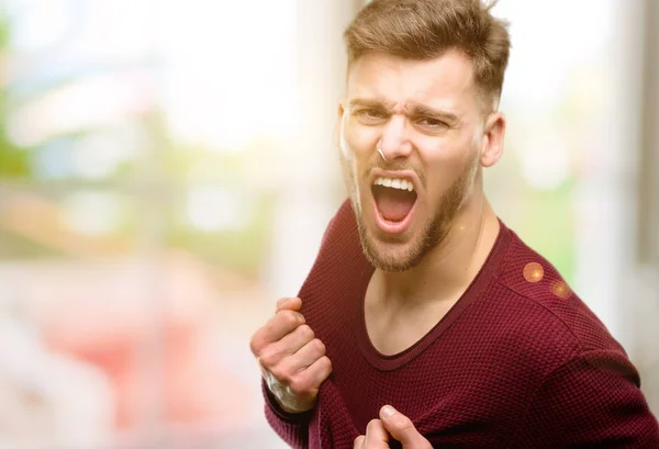 Jovem Bonito Feliz Animado Celebrando Vitória Expressando Grande Sucesso Poder — Fotografia de Stock