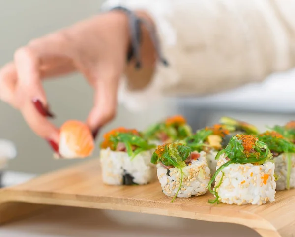 Lezzetli suşi, Japon gıda çiğ balık, avokado ve pirinç — Stok fotoğraf