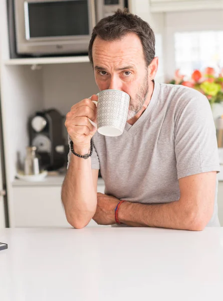 W średnim wieku człowiek picia kawy w domu — Zdjęcie stockowe