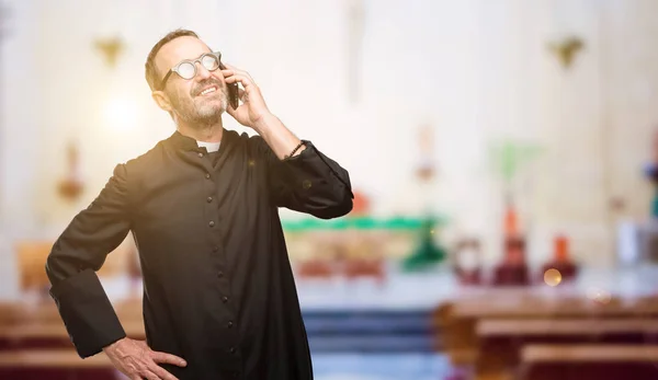 Sacerdote Religión Hombre Feliz Hablando Con Teléfono Inteligente Móvil Iglesia —  Fotos de Stock