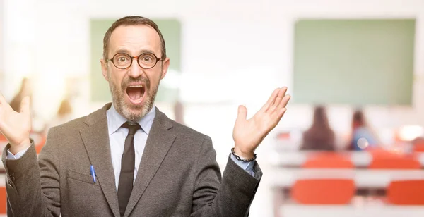 先生男幸せと驚いて教室で表現するすごいジェスチャーを応援メガネを使用 — ストック写真