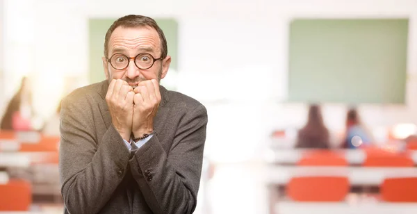 Mężczyzna Nauczyciel Pomocą Okularów Przerażony Nerwowy Wyrażając Lęk Panic Gest — Zdjęcie stockowe