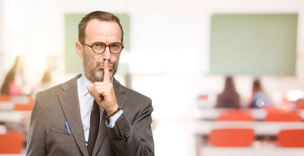 Profesor Hombre Usando Gafas Con Dedo Índice Los Labios Pedir —  Fotos de Stock