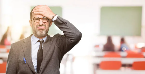 Maestro Hombre Usando Gafas Aterrorizado Nervioso Expresando Ansiedad Pánico Gesto —  Fotos de Stock