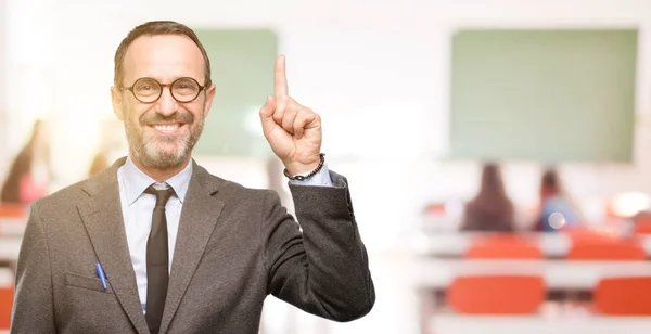 Professor Usando Óculos Levantando Dedo Número Sala Aula — Fotografia de Stock