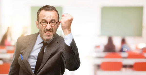 Profesor Hombre Usando Gafas Irritado Enojado Expresando Emoción Negativa Molesto —  Fotos de Stock