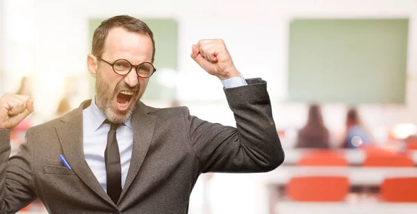 Lehrer Mann Mit Brille Glücklich Und Aufgeregt Feiern Sieg Ausdruck — Stockfoto