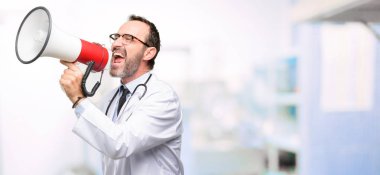 Doktor komuta sizde, tıbbi profesyonel yüksek sesle bir megafon tutan bağırarak ifade başarı ve pozitif kavram, pazarlama ve satış Hastanesi için fikir iletişim kurar