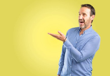 Bir şey boş elinde tutan yakışıklı orta yaş erkek