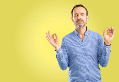 Meditasyon ve gevşeme ifade iki elinle ok işareti jest yapan yakışıklı orta yaş erkek