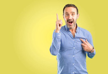 Yakışıklı orta yaş adam mutlu ve yukarı dönük ifade wow jest tezahürat