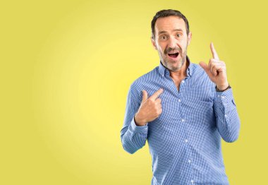 Yakışıklı orta yaş adam mutlu ve yukarı dönük ifade wow jest tezahürat