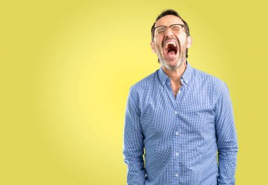 Yakışıklı orta yaş adam stresli, panik, korku içinde bağırarak bıkkın ve hayal kırıklığına uğramış. Hoş bir jest. İş sataşmak beni çıldırtıyor