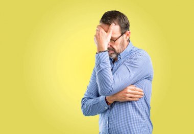 Yakışıklı orta yaş adam stresli tutma eller baş, yorgun ve sinirli