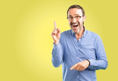 Uzak yan parmak ile işaret yakışıklı orta yaş erkek