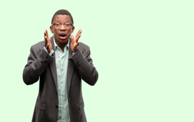 Afrika siyah adam giyen ceket stresli tutmak ellerinde kafa, panik, korku içinde bağırarak