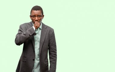 Ceket hasta giyen ve öksürük, astım veya bronşit, tıp kavramı acı Afrikalı zenci