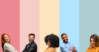 İnsanlar, kadın ve adam kendinden emin ve mutlu bir büyük doğal gülümseme gülmek ile çapraz kollu serin grup