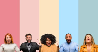 Serin grup insanlar, kadın ve adam mutlu ve ifade wow jest tezahürat