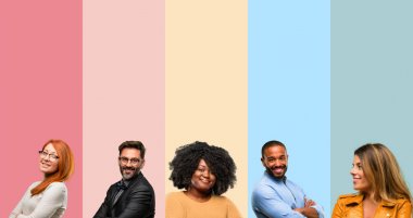 İnsanlar, kadın ve adam kendinden emin ve mutlu bir büyük doğal gülümseme gülmek ile çapraz kollu serin grup